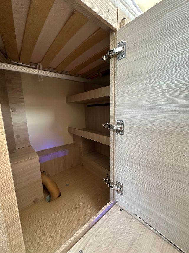 17 Guglielmi camper usati - Mobilvetta K-Yacht Tekno Line 86-vano sotto letto lato passeggero