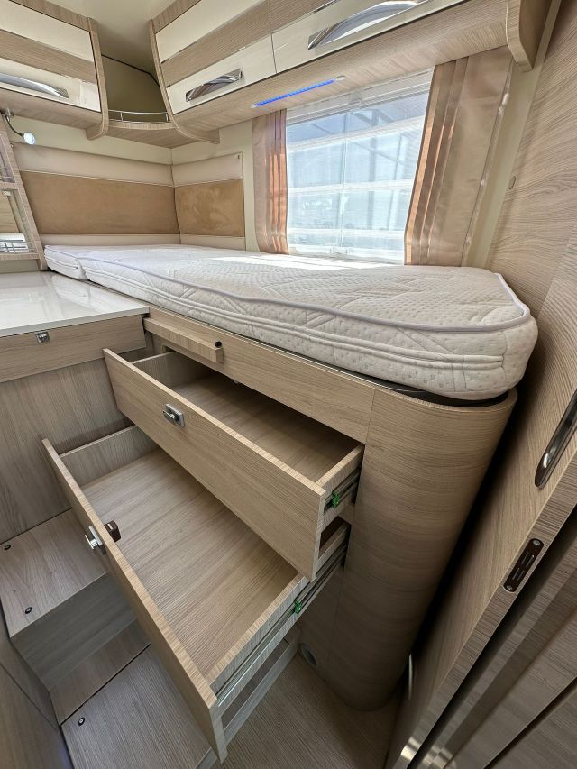 18 Guglielmi camper usati - Mobilvetta K-Yacht Tekno Line 86-cassetti letto lato guida