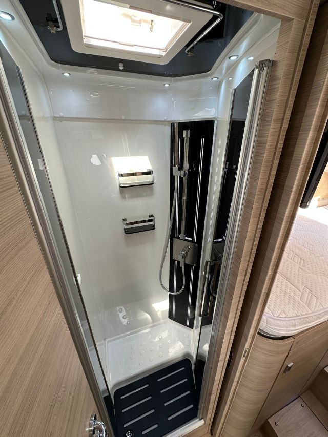 21 Guglielmi camper usati - Mobilvetta K-Yacht Tekno Line 86-doccia
